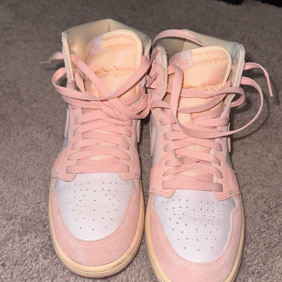 Woman’s retro high OG Jordan 1’s - Picture 4 of 6